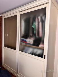 armadio con ante scorrevoli