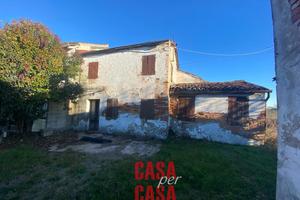 Casa di campagna con appezzamento terreno