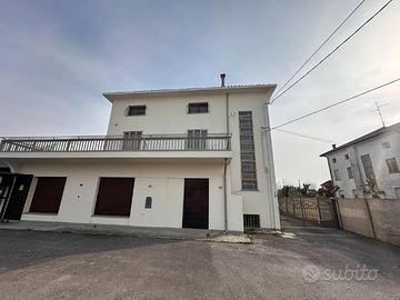 INTERA PROPRIETA' - 3 APPARTAMENTI ED UN LOCAL...
