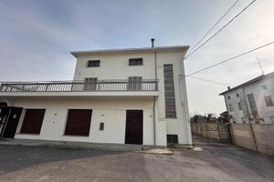 INTERA PROPRIETA' - 3 APPARTAMENTI ED UN LOCAL...