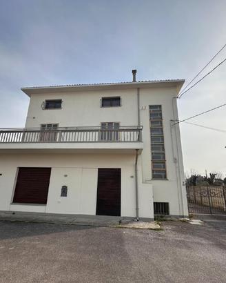 INTERA PROPRIETA' - 3 APPARTAMENTI ED UN LOCAL...