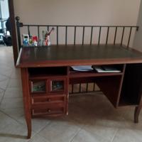 Elegante scrivania in legno con piano rivestito