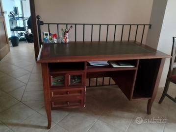 Elegante scrivania in legno con piano rivestito