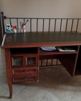 Elegante scrivania in legno con piano rivestito