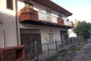 Casa indipendente di 300 m² con più di 5 locali e 
