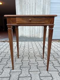 Tavolino con cassetto