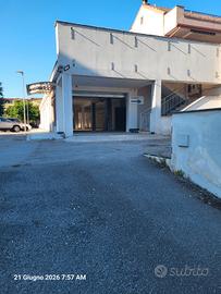 Locale commerciale con ampio parcheggio
