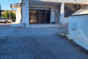 Locale commerciale con ampio parcheggio