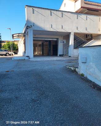 Locale commerciale con ampio parcheggio