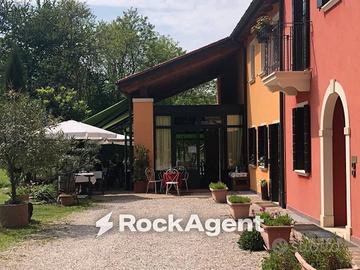 Villa di 311 m² con più di 5 locali e box auto a R
