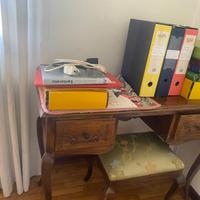 Scrittoio e sgabello