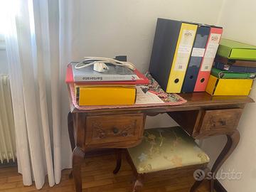 Scrittoio e sgabello