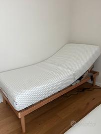 Letto con rete elettrica e materasso nuovi