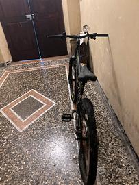 Bicicletta da strada e montagna