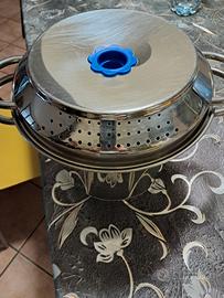 Pentola con scolapasta incorporato
