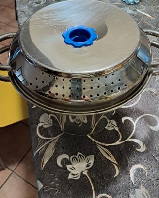 Pentola con scolapasta incorporato