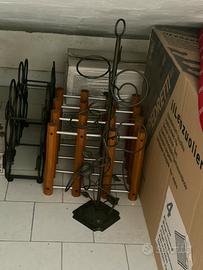 Utensili per camino e porta bottiglie di vino
