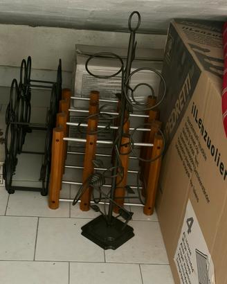 Utensili per camino e porta bottiglie di vino