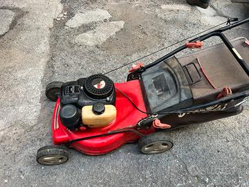 Rasaerba o macchina per il prato a scoppio