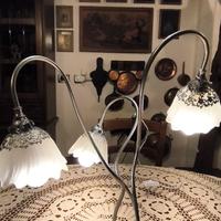 Lampada d'appoggio con tre bracci metallici e luci