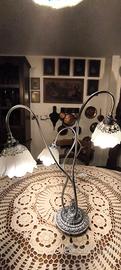 Lampada d'appoggio con tre bracci metallici e luci