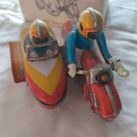 Moto in latta a carica