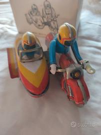 Moto in latta a carica