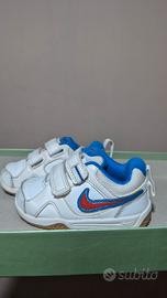 Scarpe Nike Bambino/a Taglia 21 con Strappo