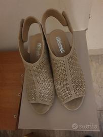 Scarpe con punta aperta e tacco 