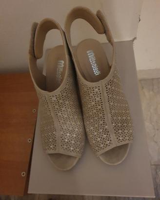 Scarpe con punta aperta e tacco 