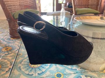 Sandalo con zeppa nero