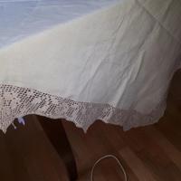 Tovaglia antica in lino con pizzo all'uncinetto 