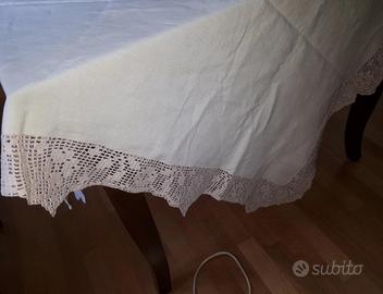 Tovaglia antica in lino con pizzo all'uncinetto 
