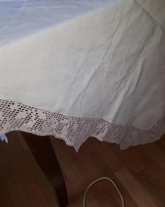 Tovaglia antica in lino con pizzo all'uncinetto 