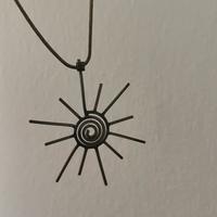 Bigiotteria collana con sole stilizzato