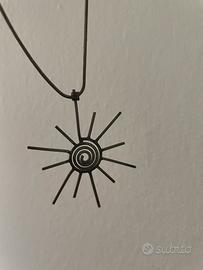 Bigiotteria collana con sole stilizzato