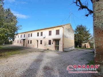 Rustico / Casale di 730 m² con più di 5 locali a C