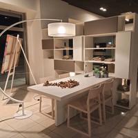 Libreria bifacciale con tavolo scorrevole