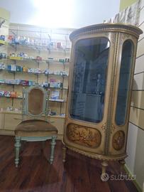 Vetrinetta  antica con sedie