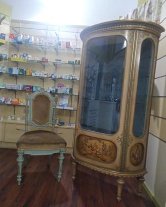 Vetrinetta  antica con sedie