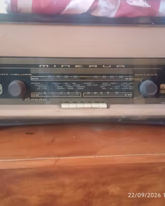radio d'epoca con giradischi funzionante 