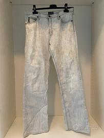 Jeans chiaro firmato Armani Jeans (AJ).