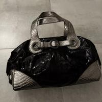 Borsa bauletto Carpisa con due manici nero argento