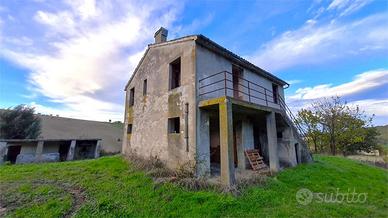 RUSTICO IMMERSO NEL VERDE con TERRENO