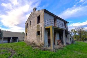 RUSTICO IMMERSO NEL VERDE con TERRENO