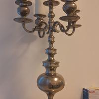 candelabro in ferro laccato color argento.