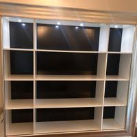 Libreria a giorno con cornice quadro