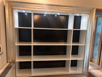 Libreria a giorno con cornice quadro