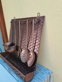 Set di utensili da cucina in rame con pannello