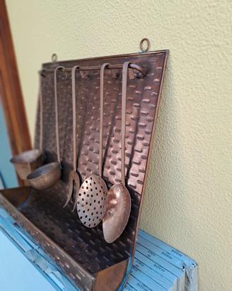Set di utensili da cucina in rame con pannello